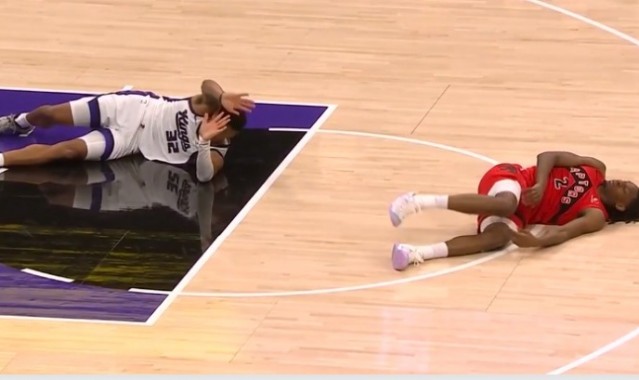 开云-危险动作！考德威尔倒地拉扯莫格博腿部致后者摔倒 被吹一级恶意