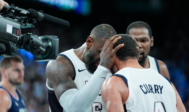 开云体育-科尔：詹姆斯比较爱发声&amp;库里是低调领袖 MVP们奥运决赛信赖库里